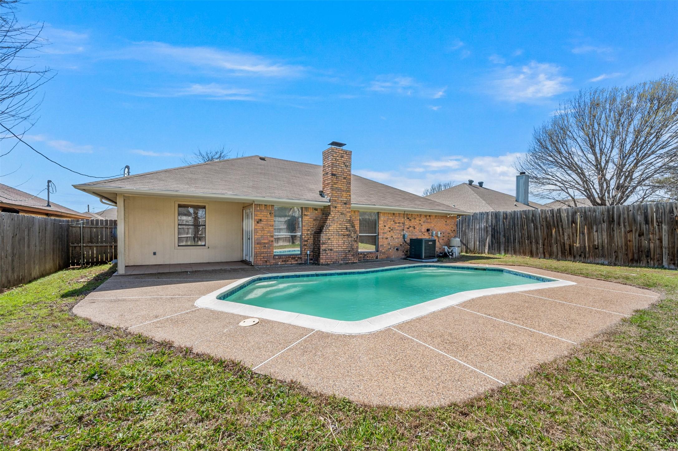 Packard Dr, Arlington, TX 76001