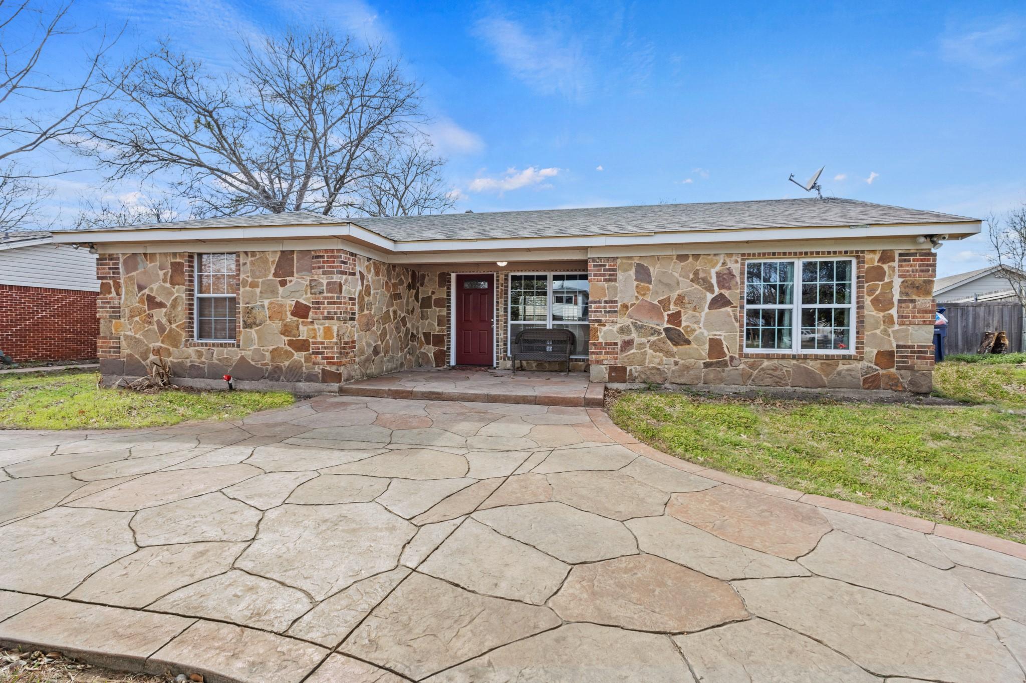 Rilla Dr, Garland, TX 75041