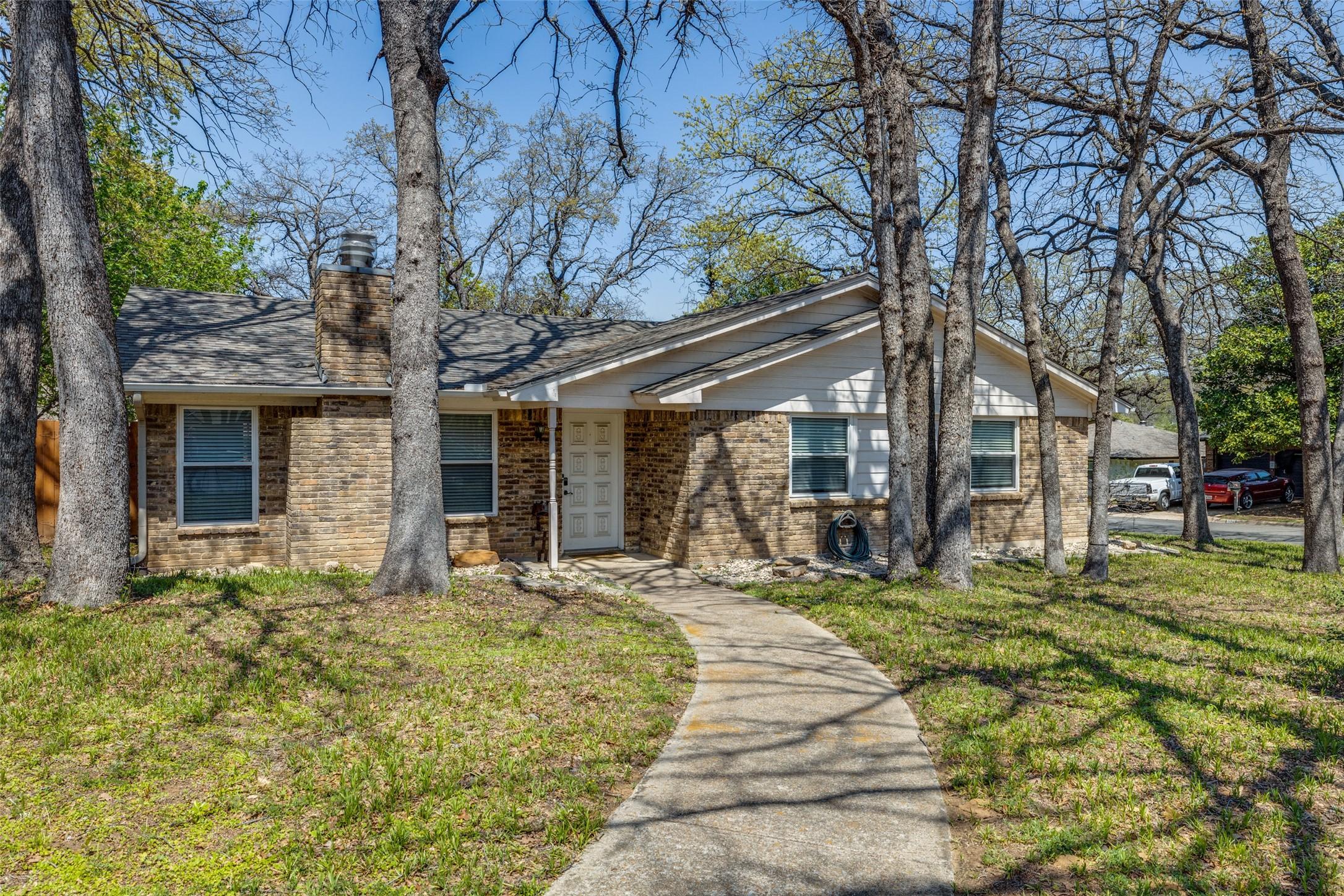 Parliament Dr, Arlington, TX 76017