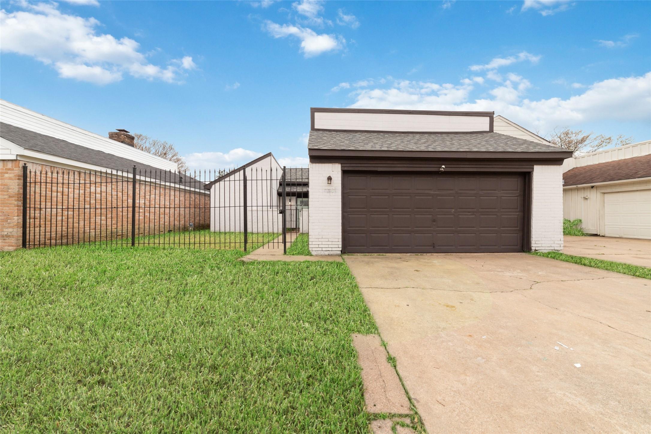 Willow Beach Dr, Houston, TX 77072