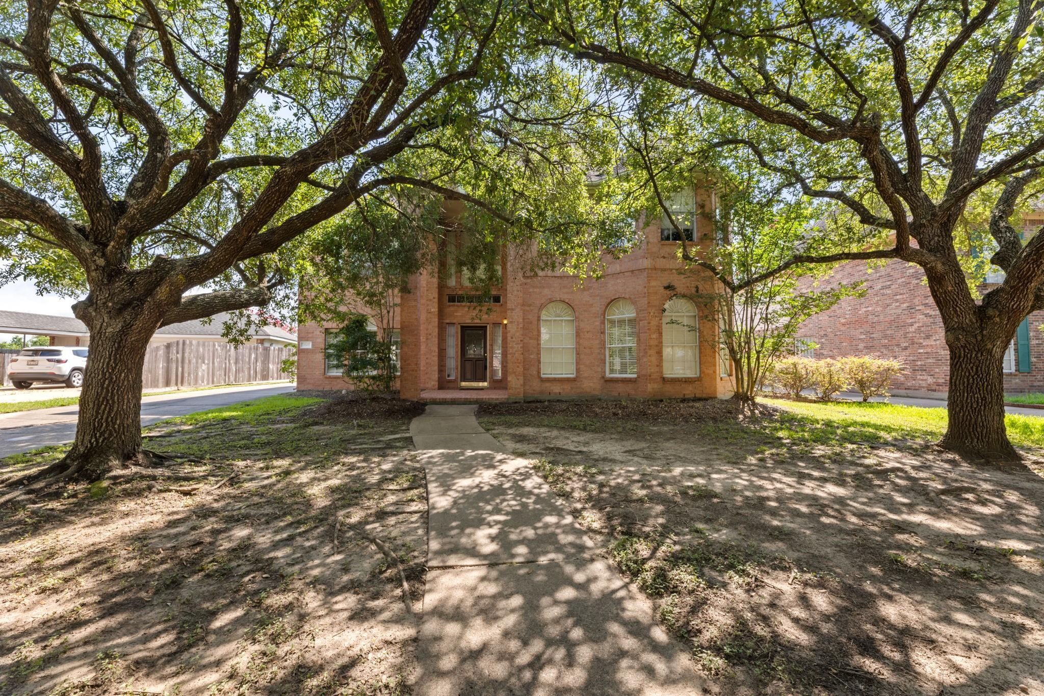 Almond Creek Dr, Houston, TX 77059