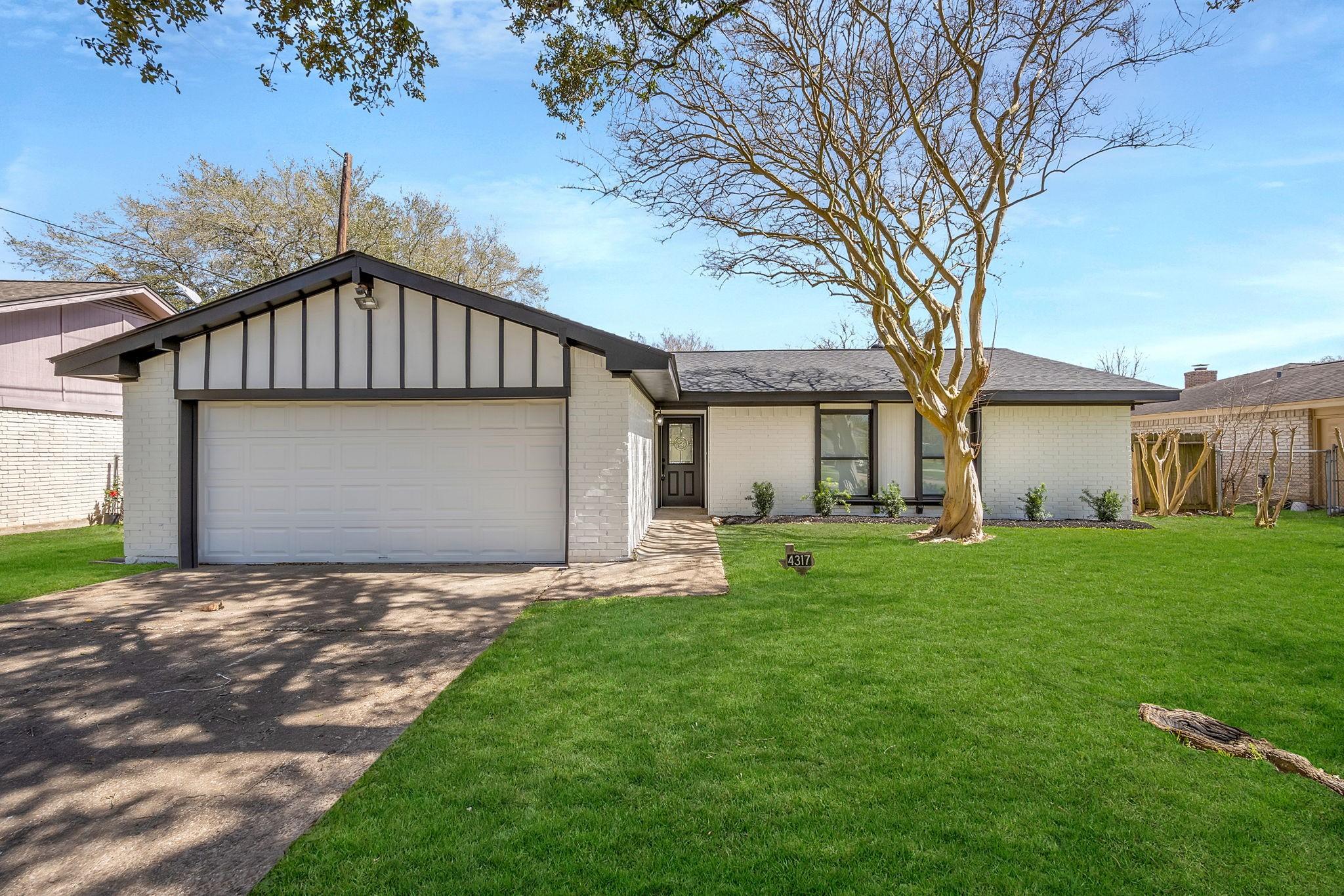 N Heron Dr, Seabrook, TX 77586