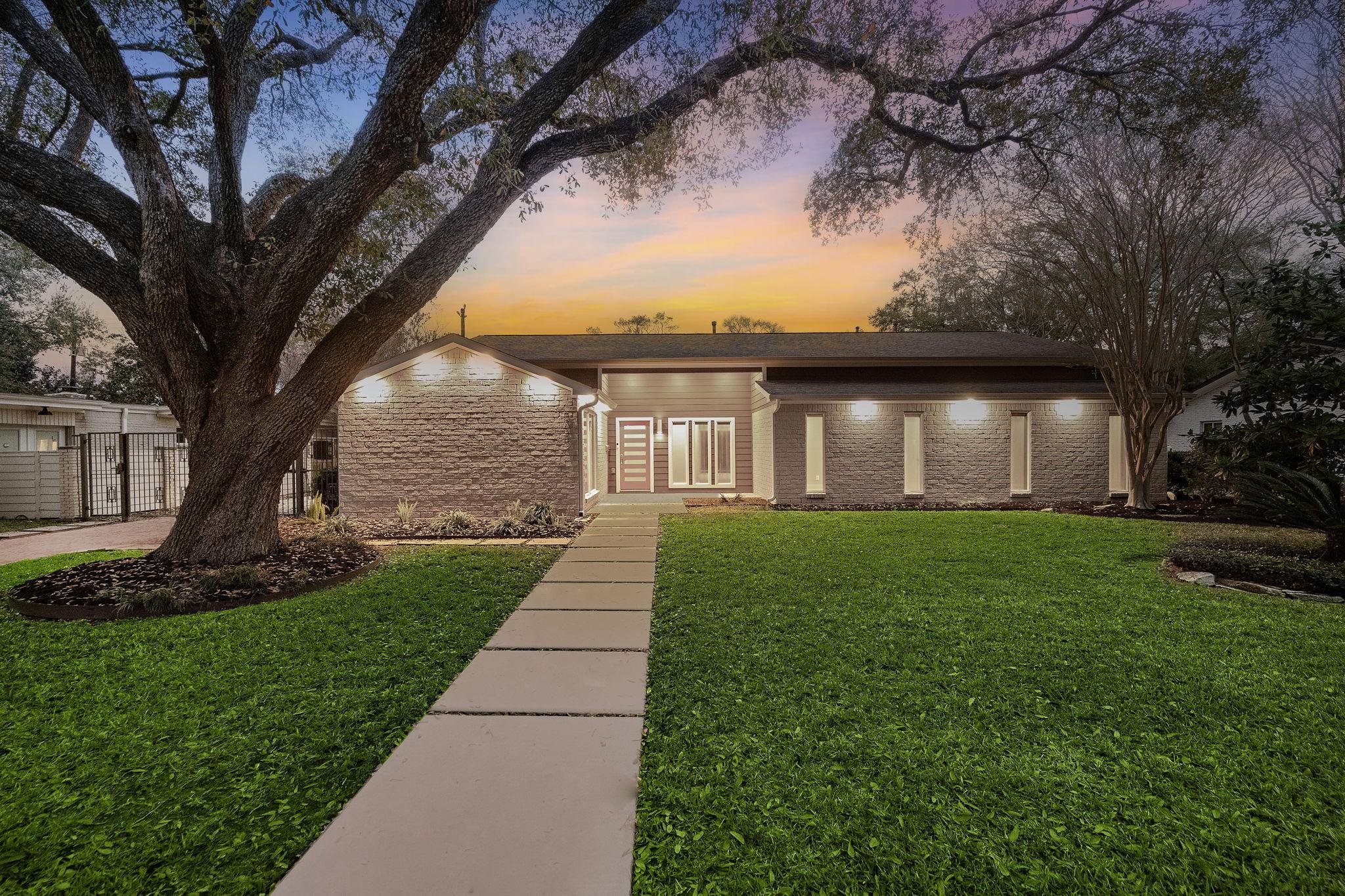 Loch Lomond Dr, Houston, TX 77096