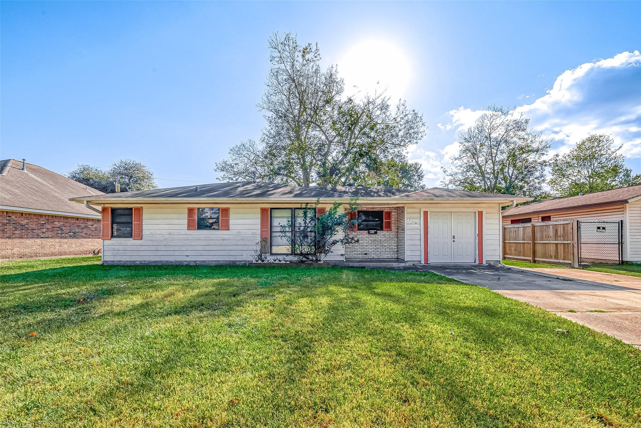 S 4th 1/2 St, Nederland, TX 77627