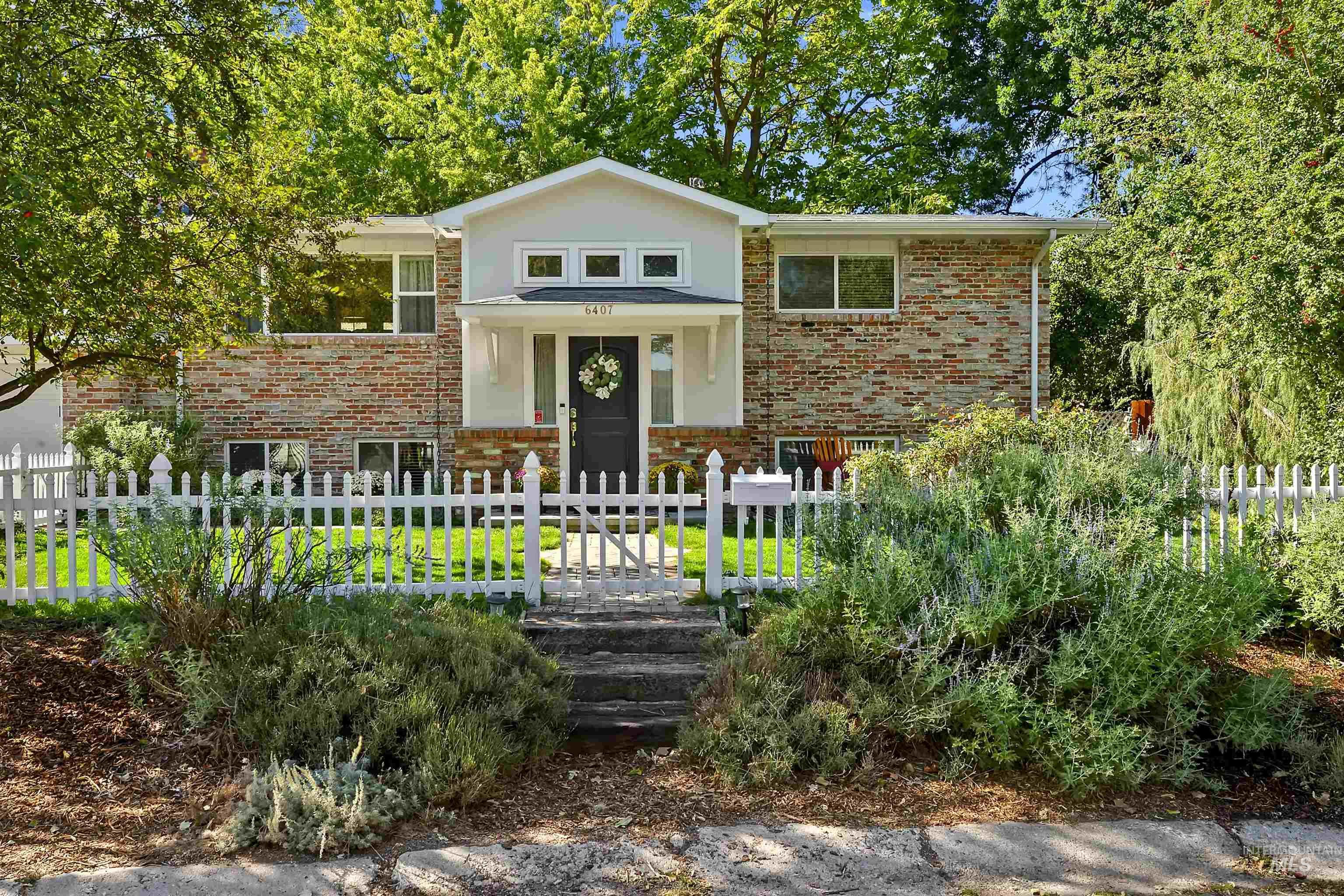 W Robertson Dr, Boise, ID 83709