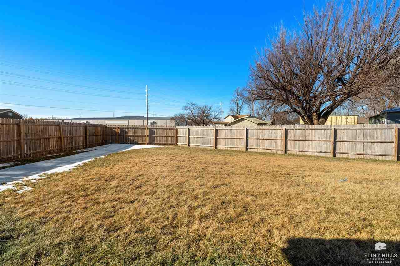 Waxwing Dr, Manhattan, KS 66502
