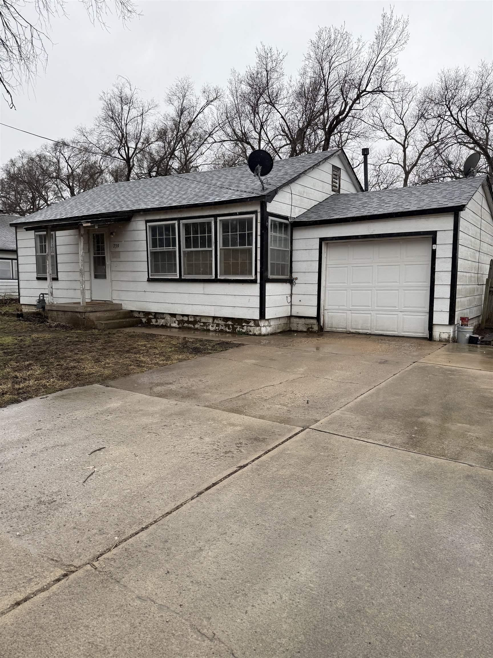 N Bluff St, Augusta, KS 67010