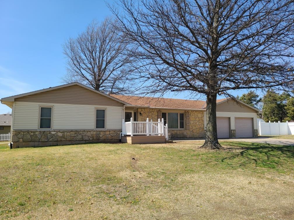 Holloway Ln, Winfield, KS 67156