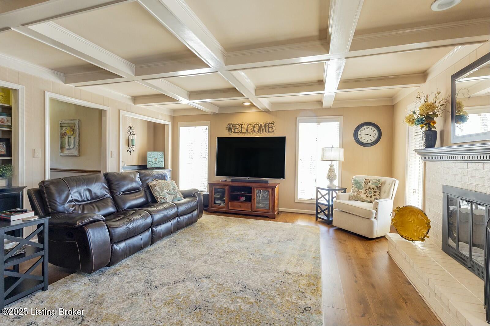 Regal Pine Ct, Louisville, KY 40214