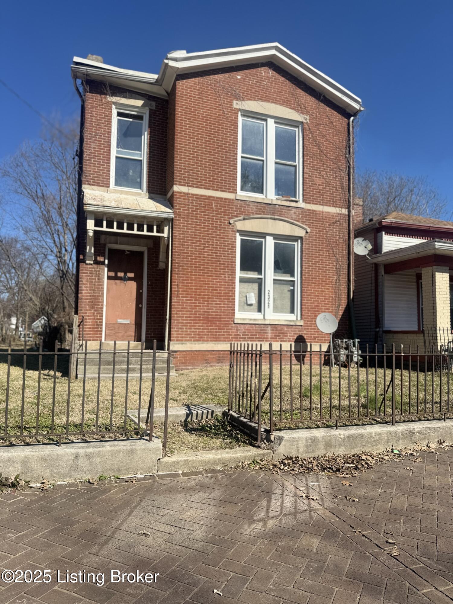 W Chestnut St, Louisville, KY 40211