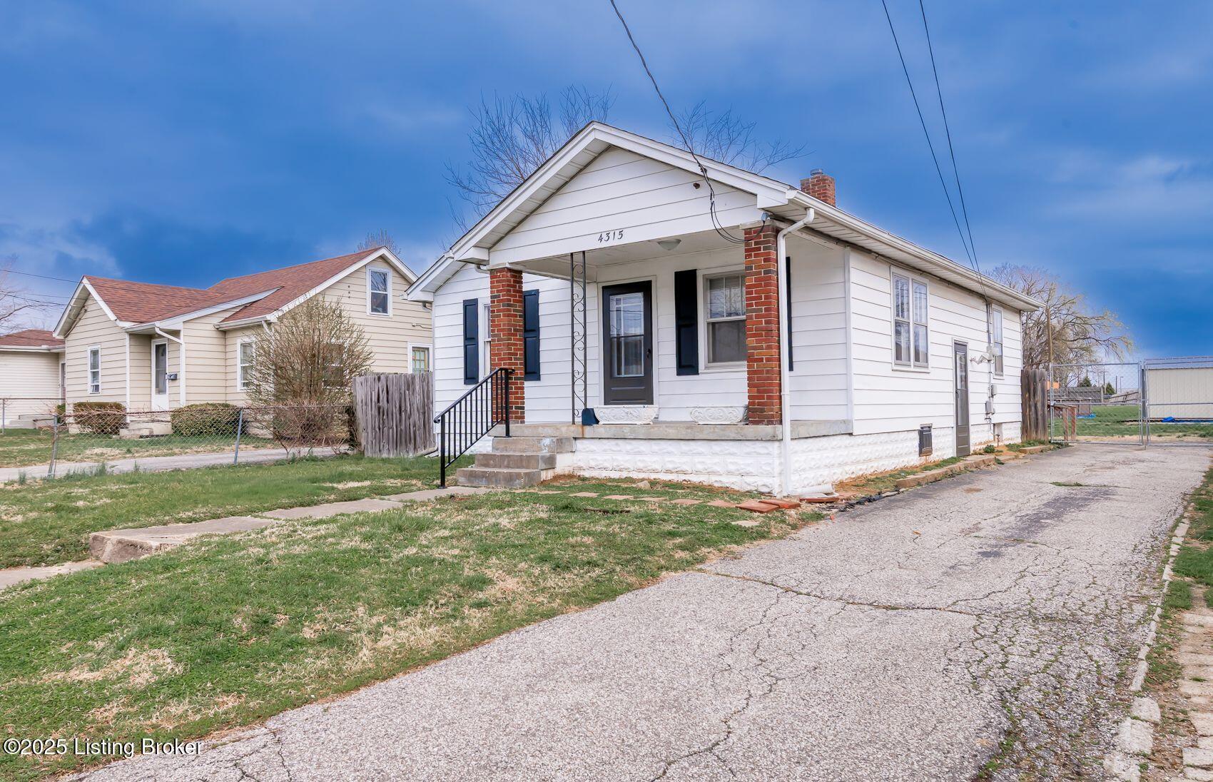 Wells Dr, Louisville, KY 40258