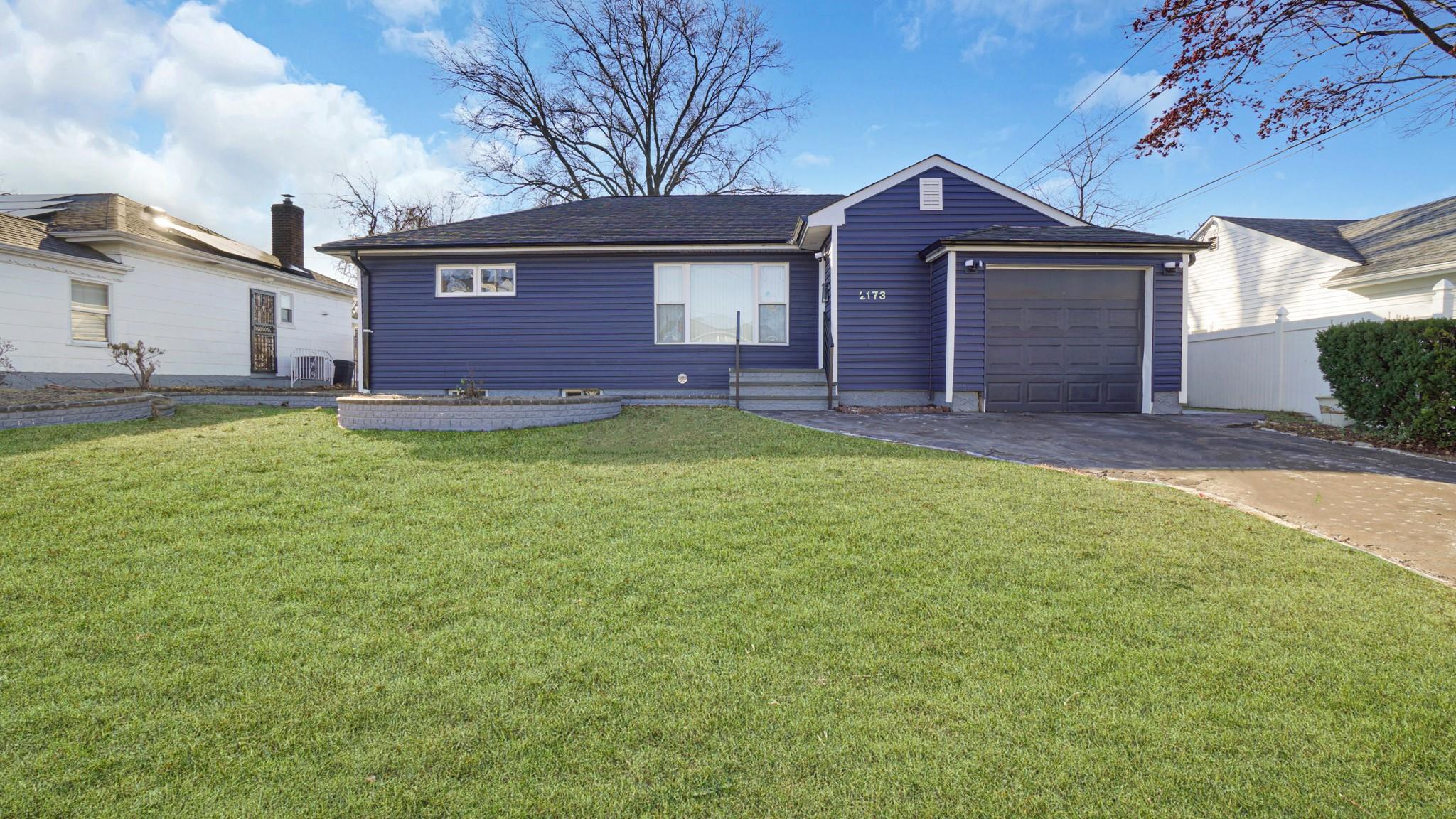 Renfrew Ave, Elmont, NY 11003