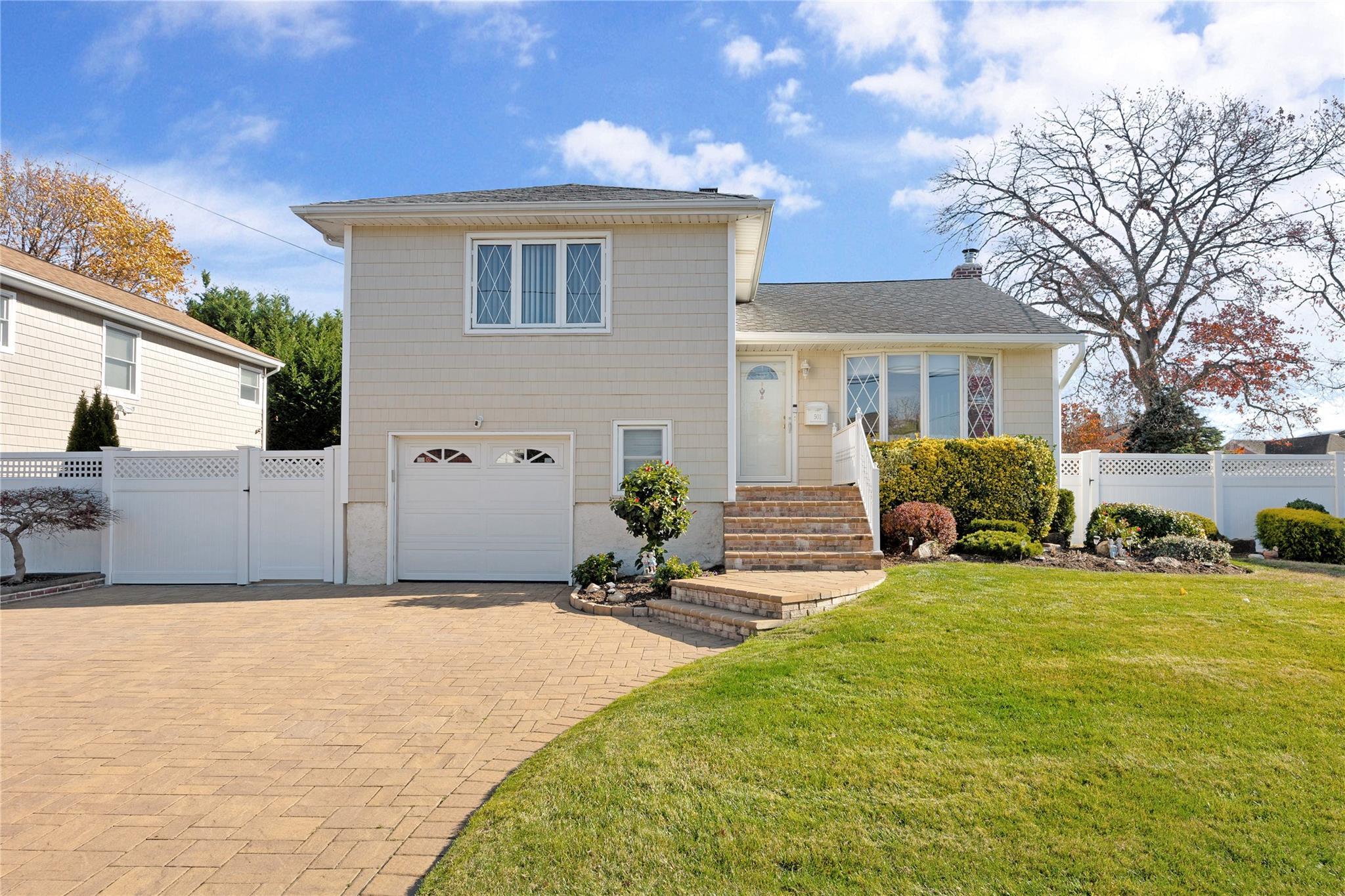 Rockne Ave, Massapequa Park, NY 11762