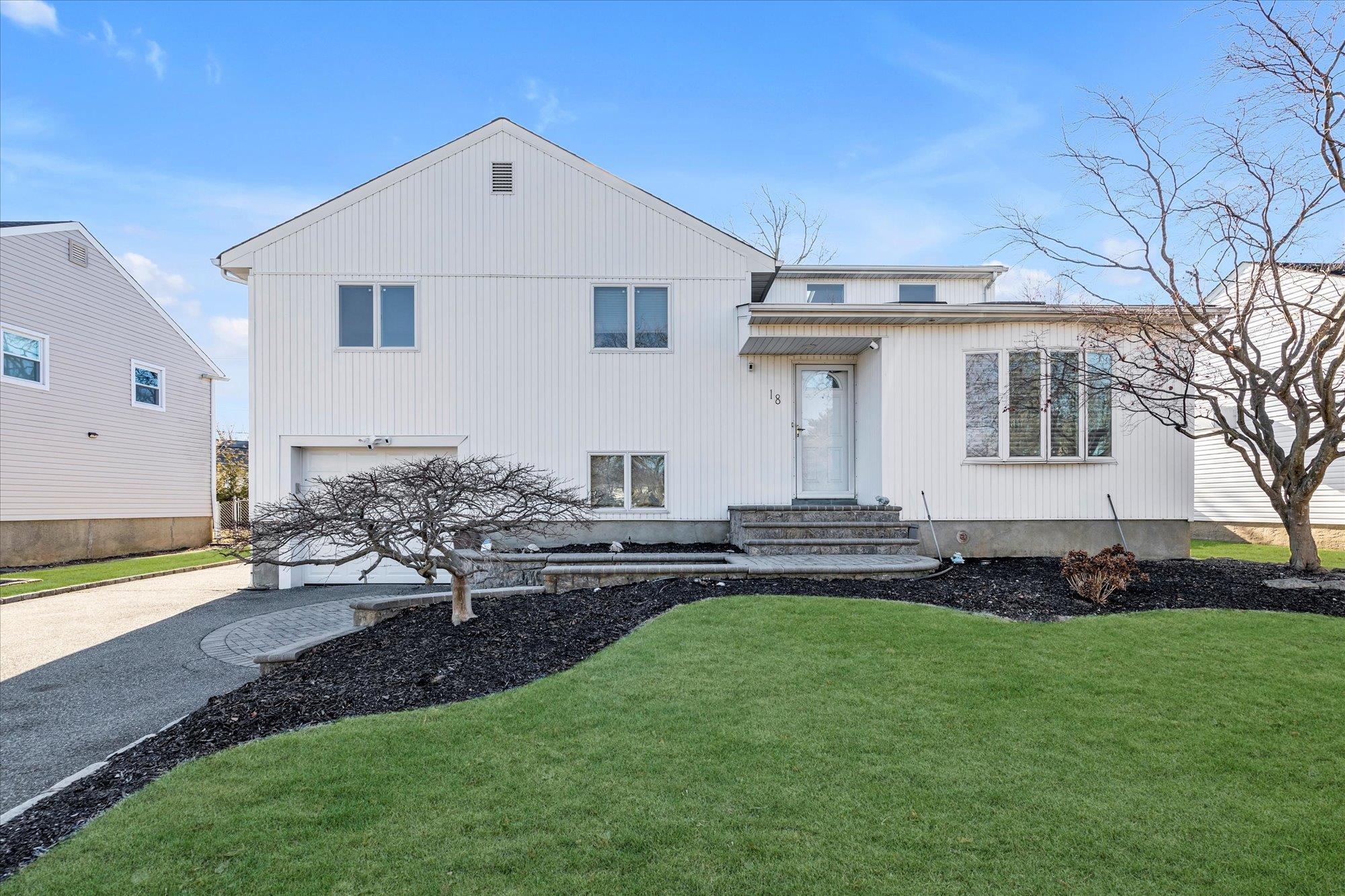 Circle Dr, Syosset, NY 11791