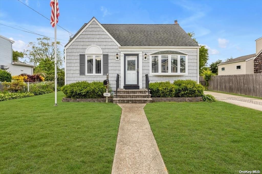 Kramer Dr, Lindenhurst, NY 11757