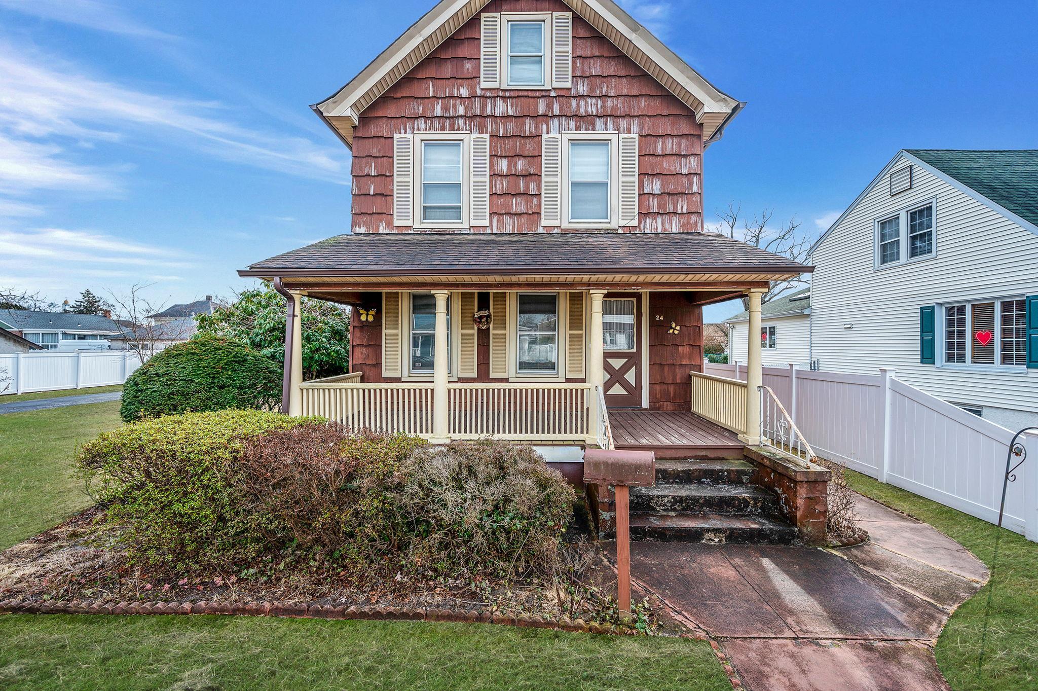 Mckinley St, Islip, NY 11751