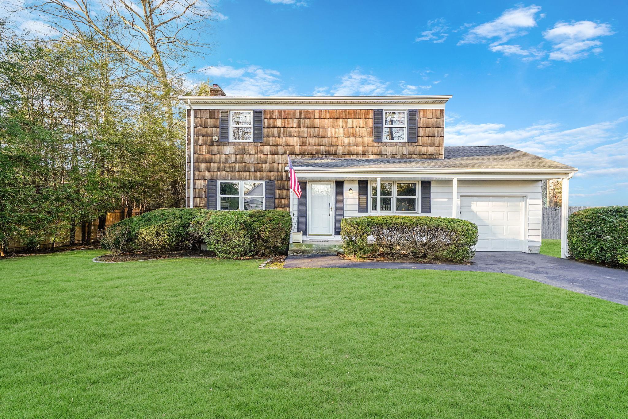 Knob Hill Dr, Smithtown, NY 11787