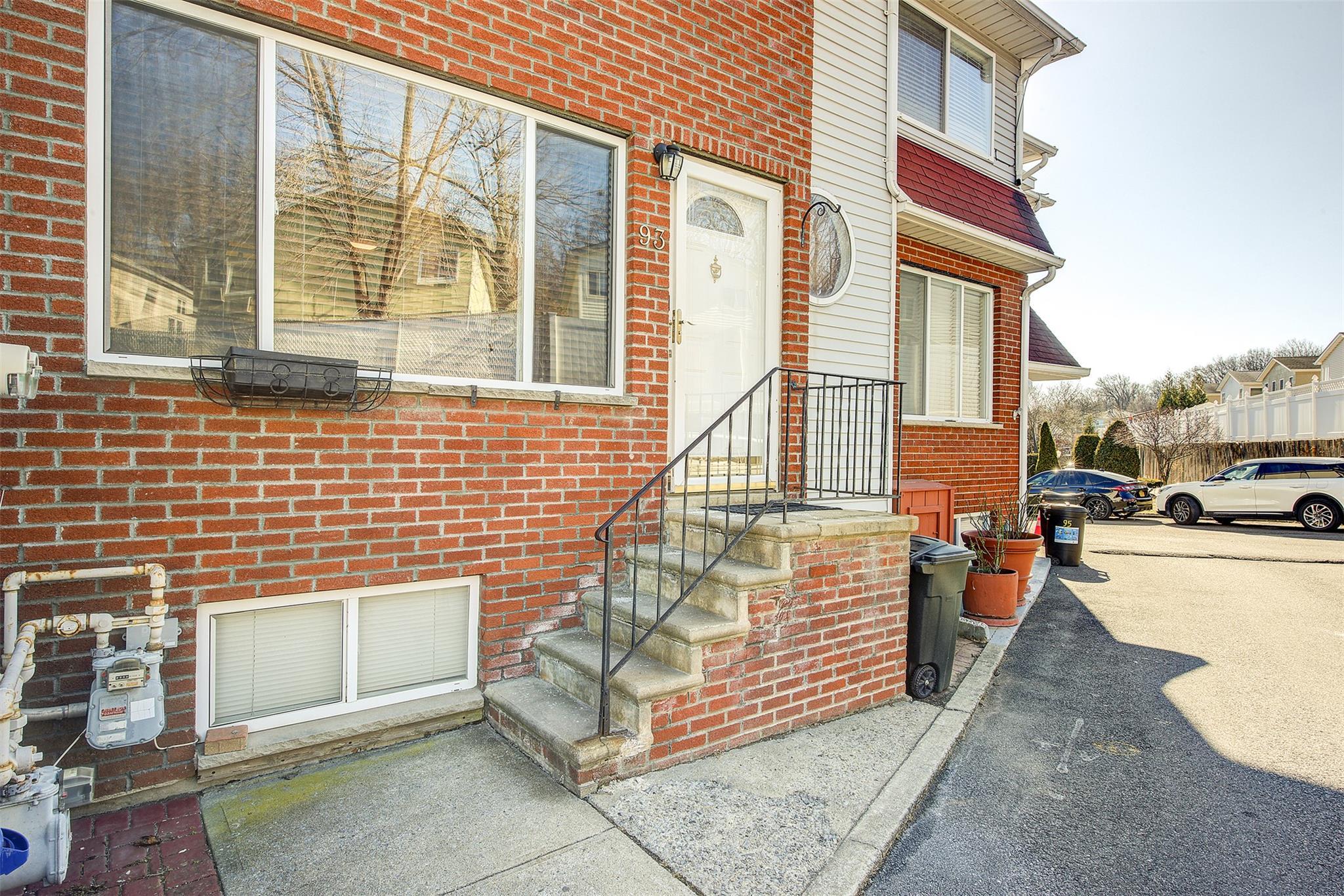Cranford Ct, Staten Island, NY 10306
