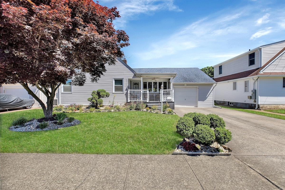 Toronto Ave, Massapequa, NY 11758