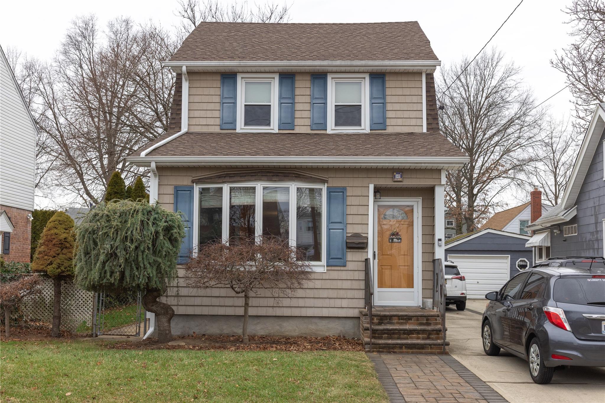 Irving Ave, Floral Park, NY 11001