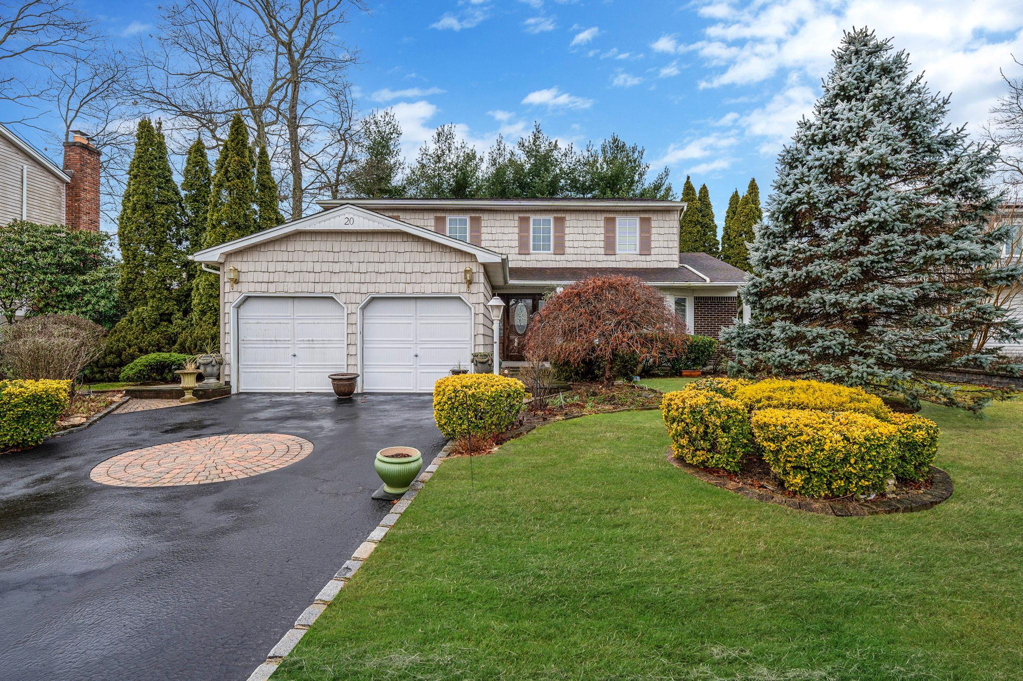 Lowery Ave, Lake Grove, NY 11755