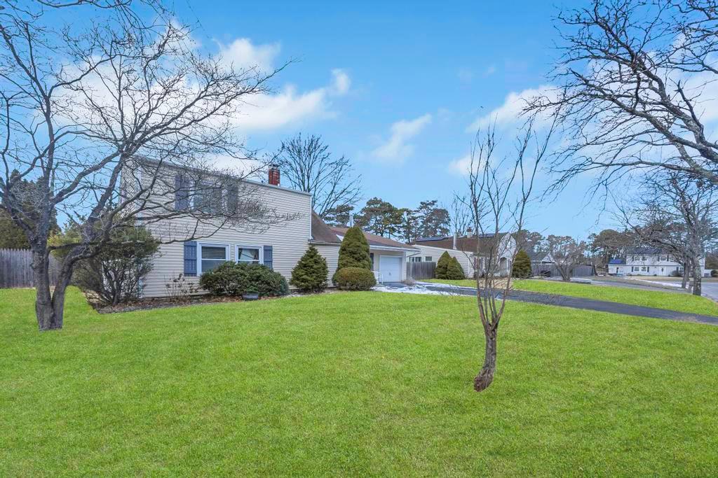 Matsunaye Dr, Medford, NY 11763