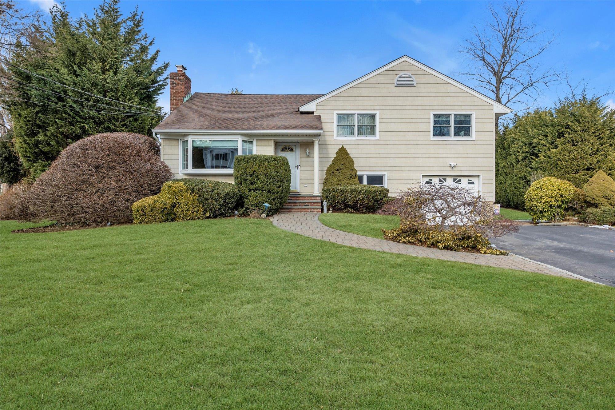 Rupert Pl, Melville, NY 11747