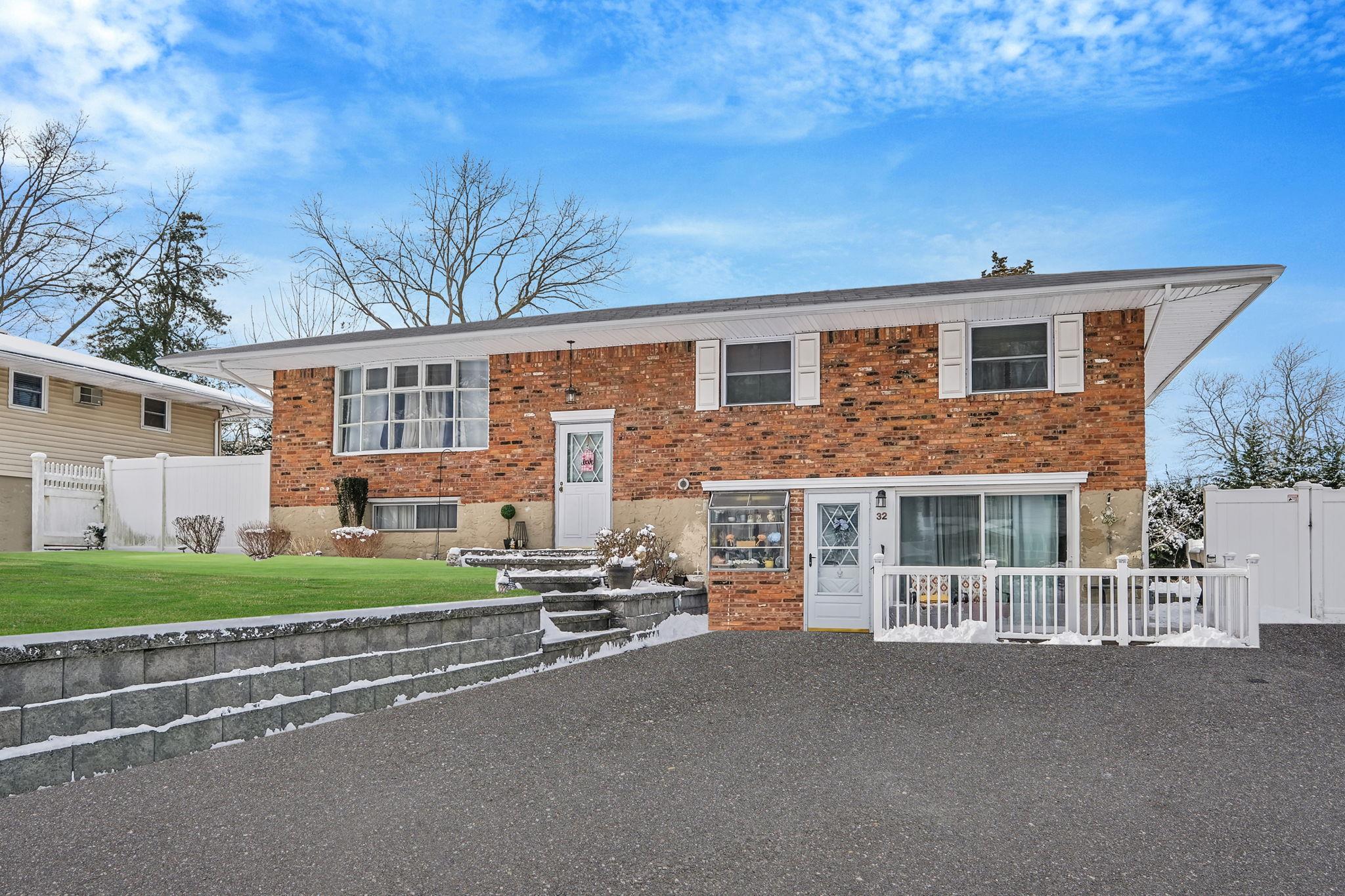 Mackay Dr, Hauppauge, NY 11788