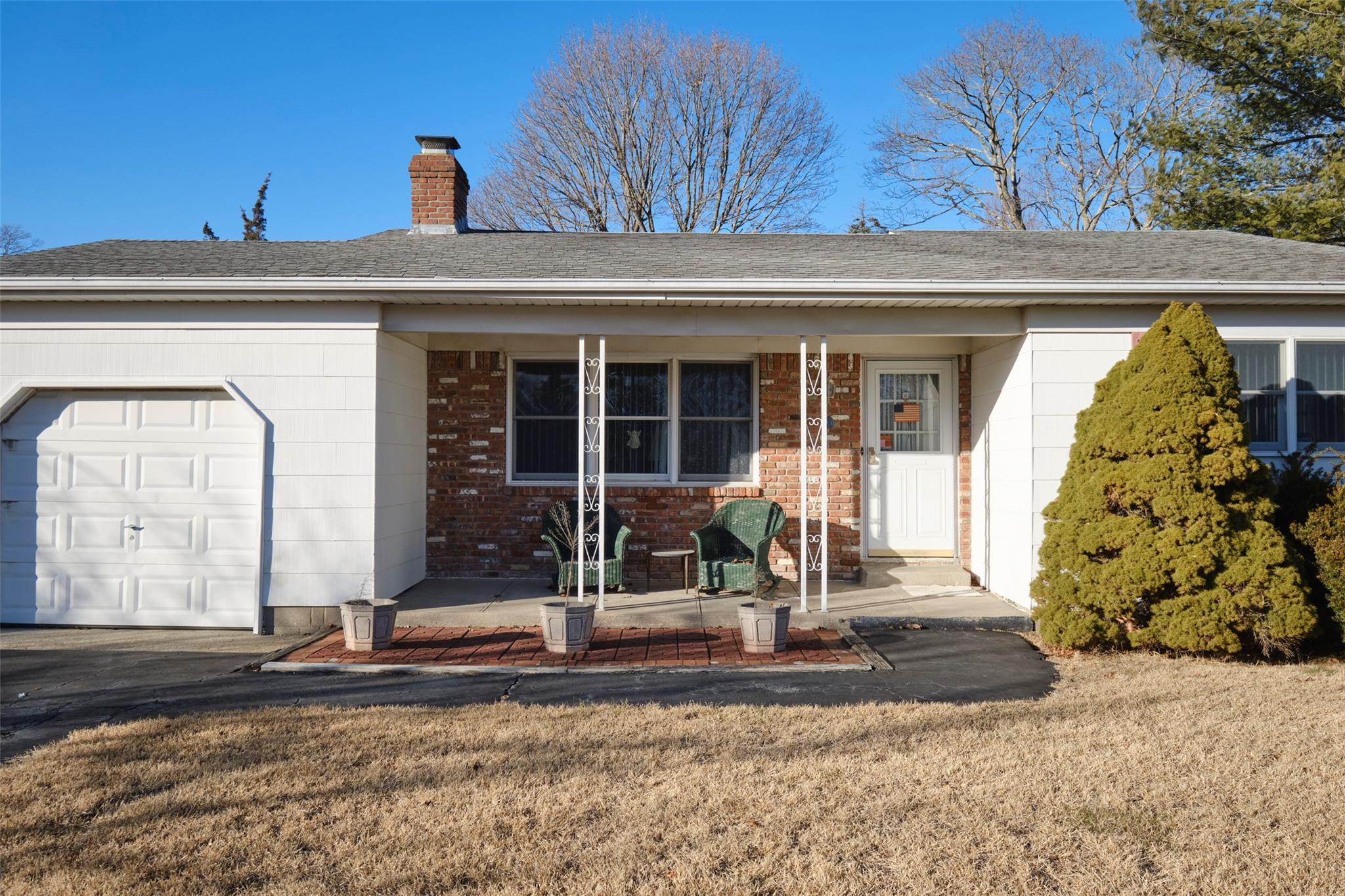Linda Ln, Hampton Bays, NY 11946