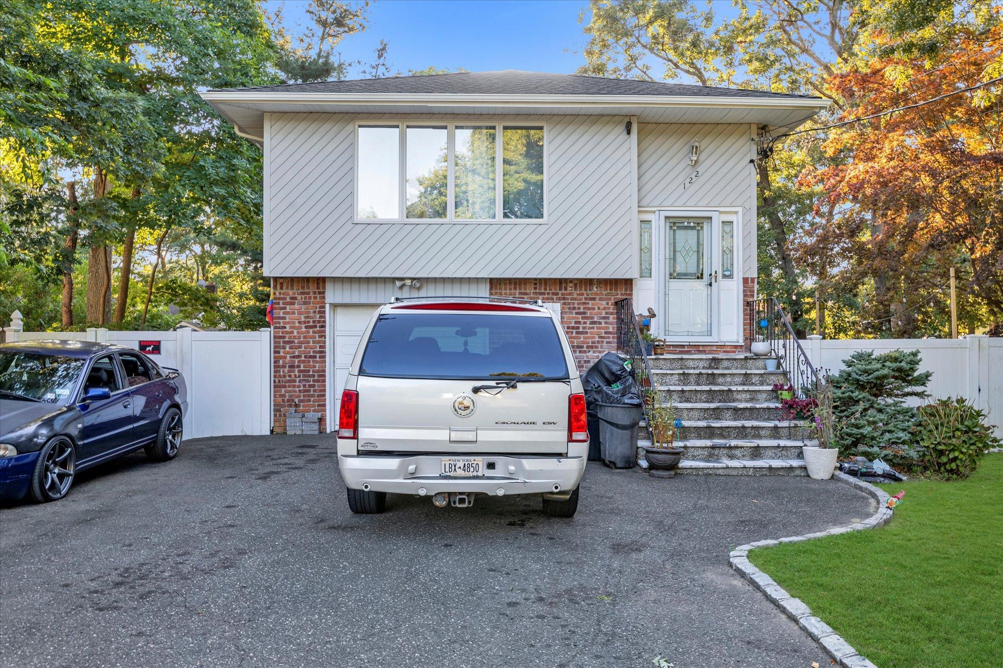 Clarendon Rd, Ronkonkoma, NY 11779