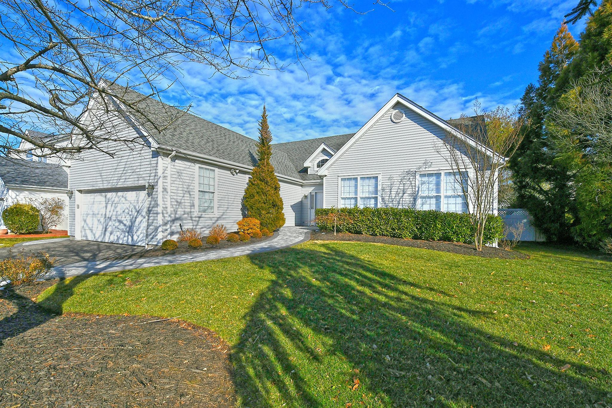 Esmond Ave, Melville, NY 11747