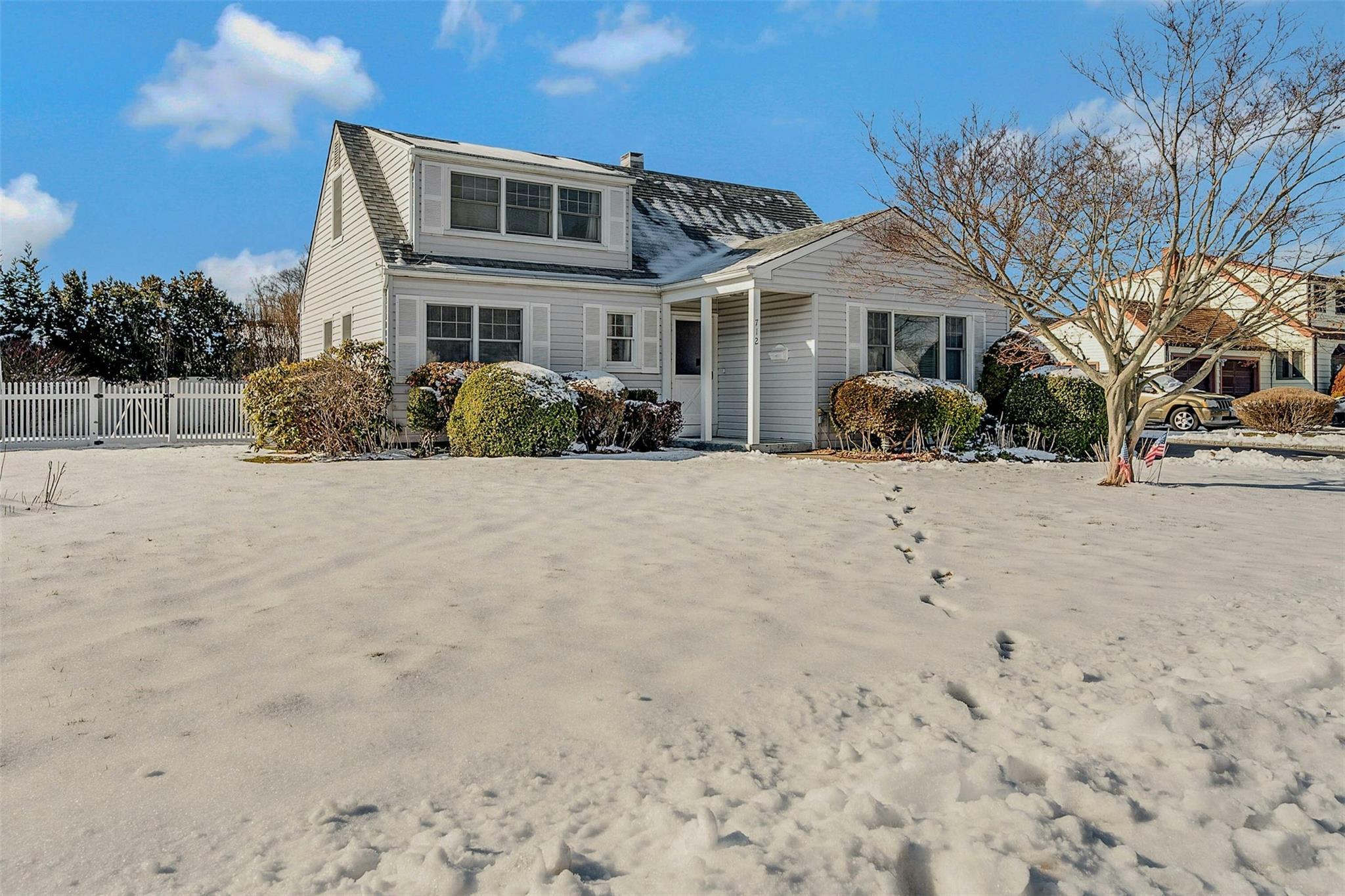 Pease Ln, West Islip, NY 11795