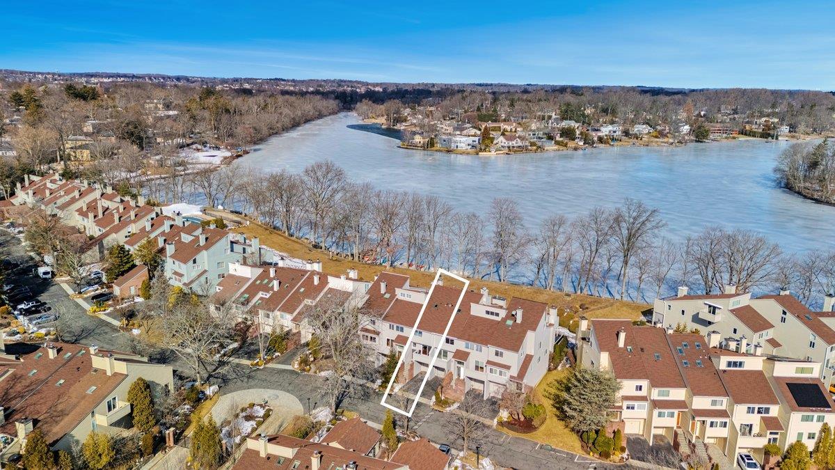 Waterside Close, Eastchester, NY 10709