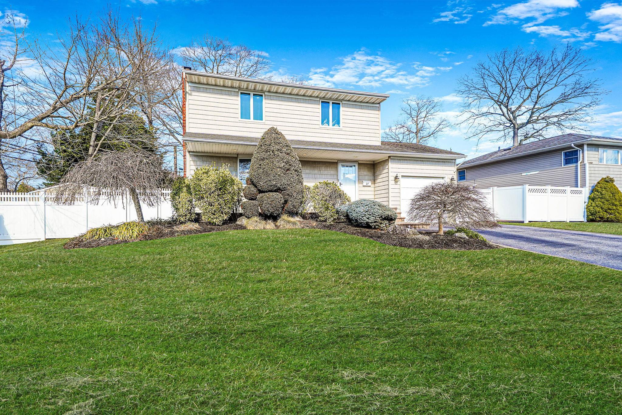 Saratoga St, Commack, NY 11725