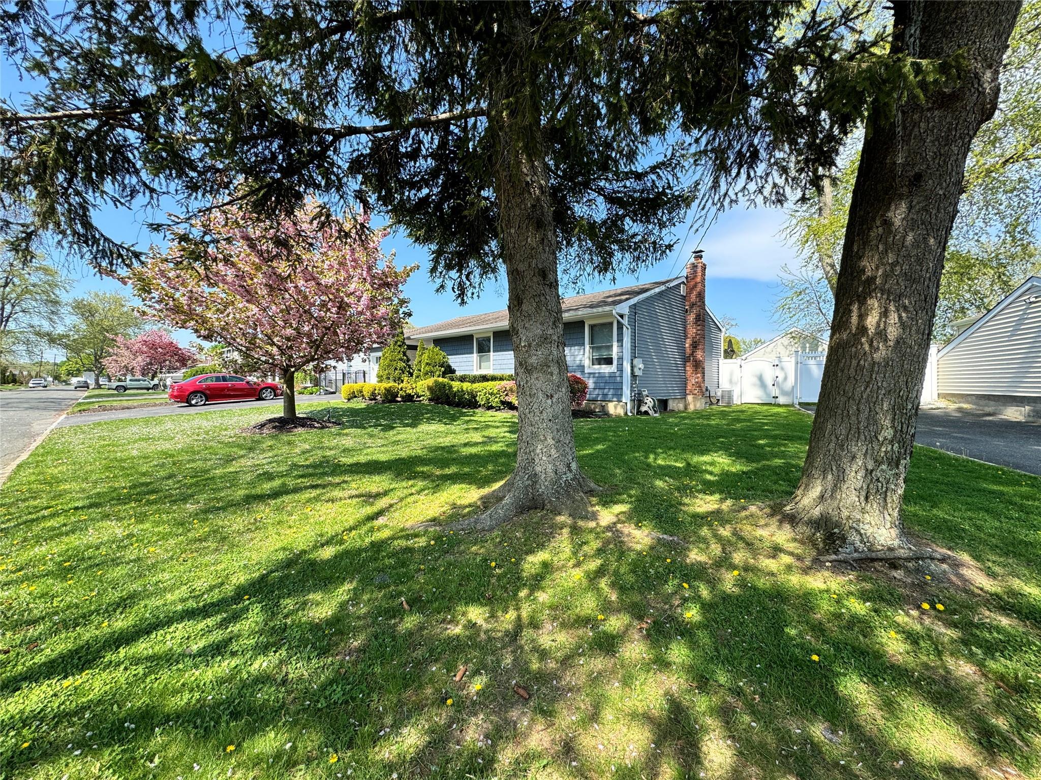 Evelyn Dr, Commack, NY 11725