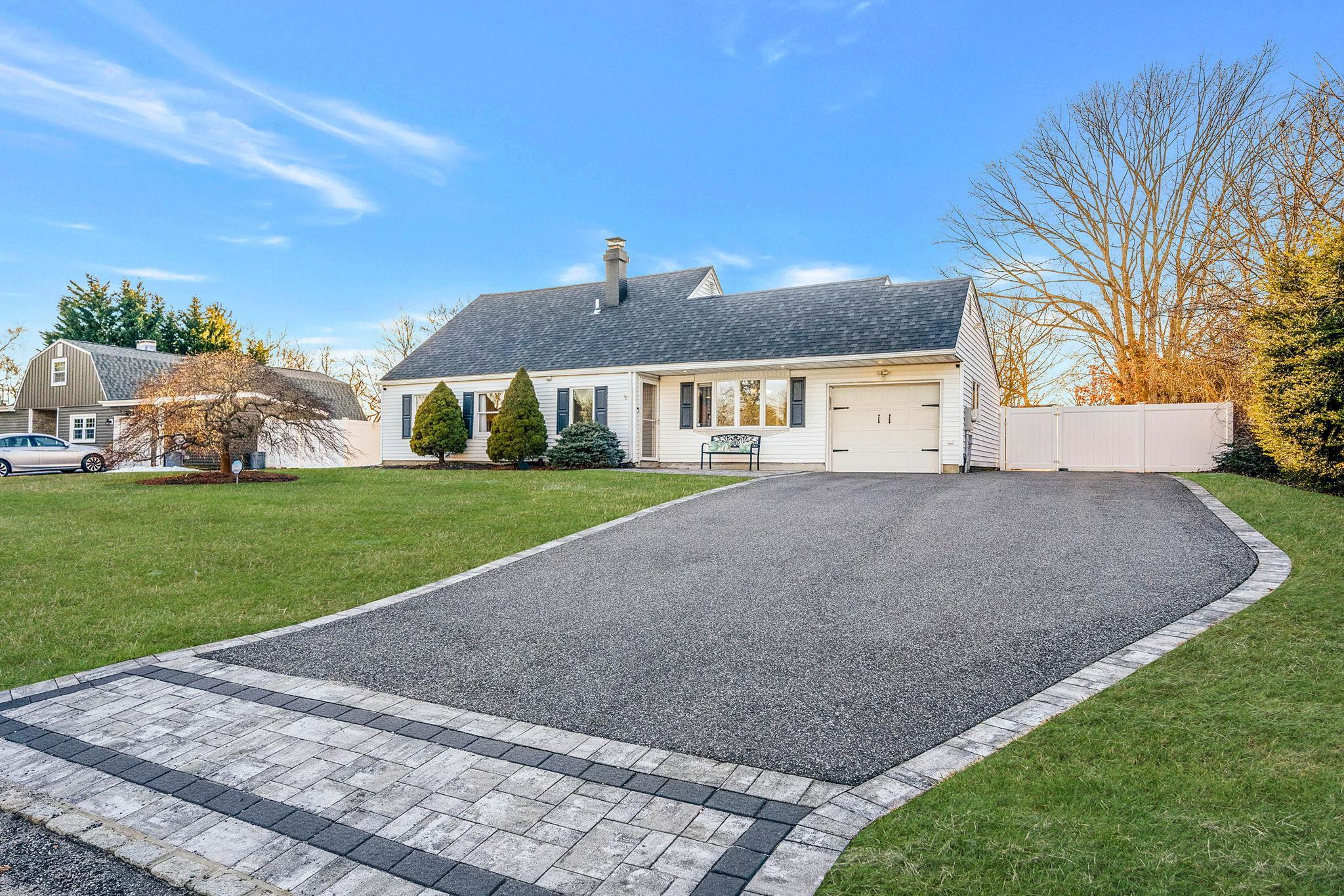 Torrey Pine Ln, Medford, NY 11763