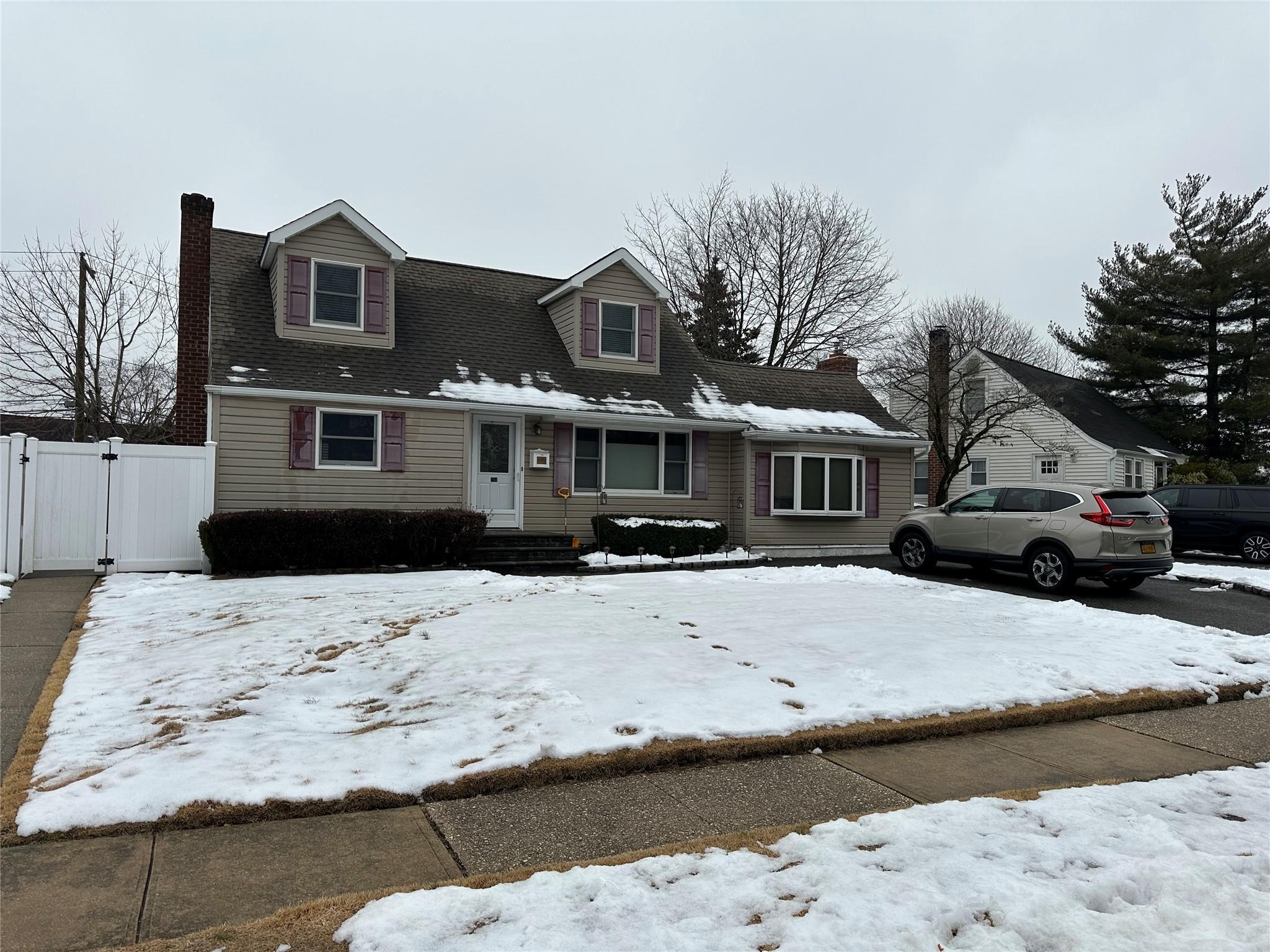 Bruce Dr, Wantagh, NY 11793