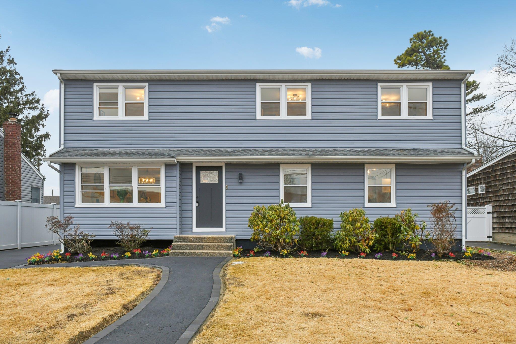 Barbara Dr, Farmingdale, NY 11735