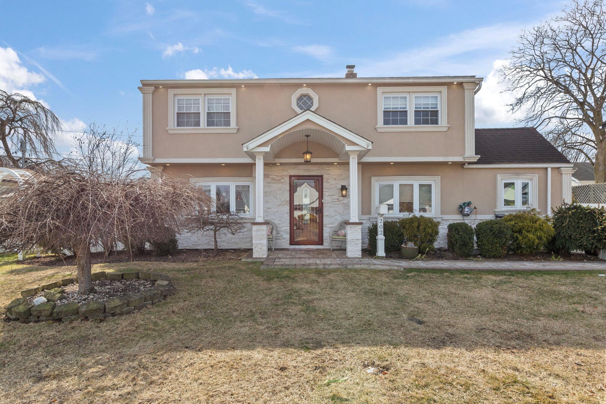Orchid Rd, Levittown, NY 11756