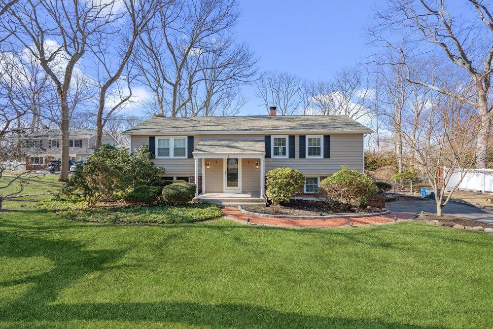 Hollow Ct, Setauket, NY 11733