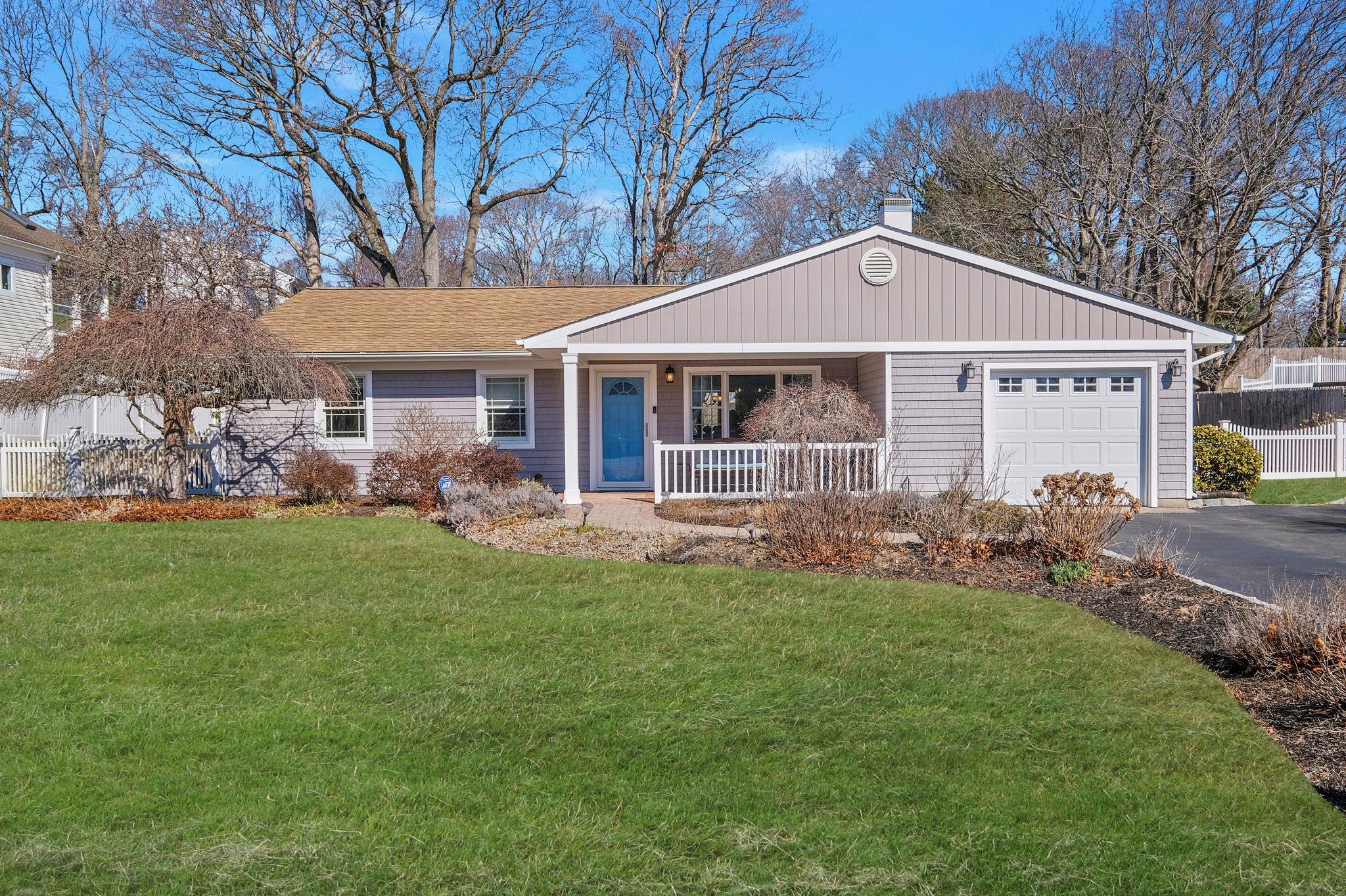 Hilltop Dr, Mount Sinai, NY 11766