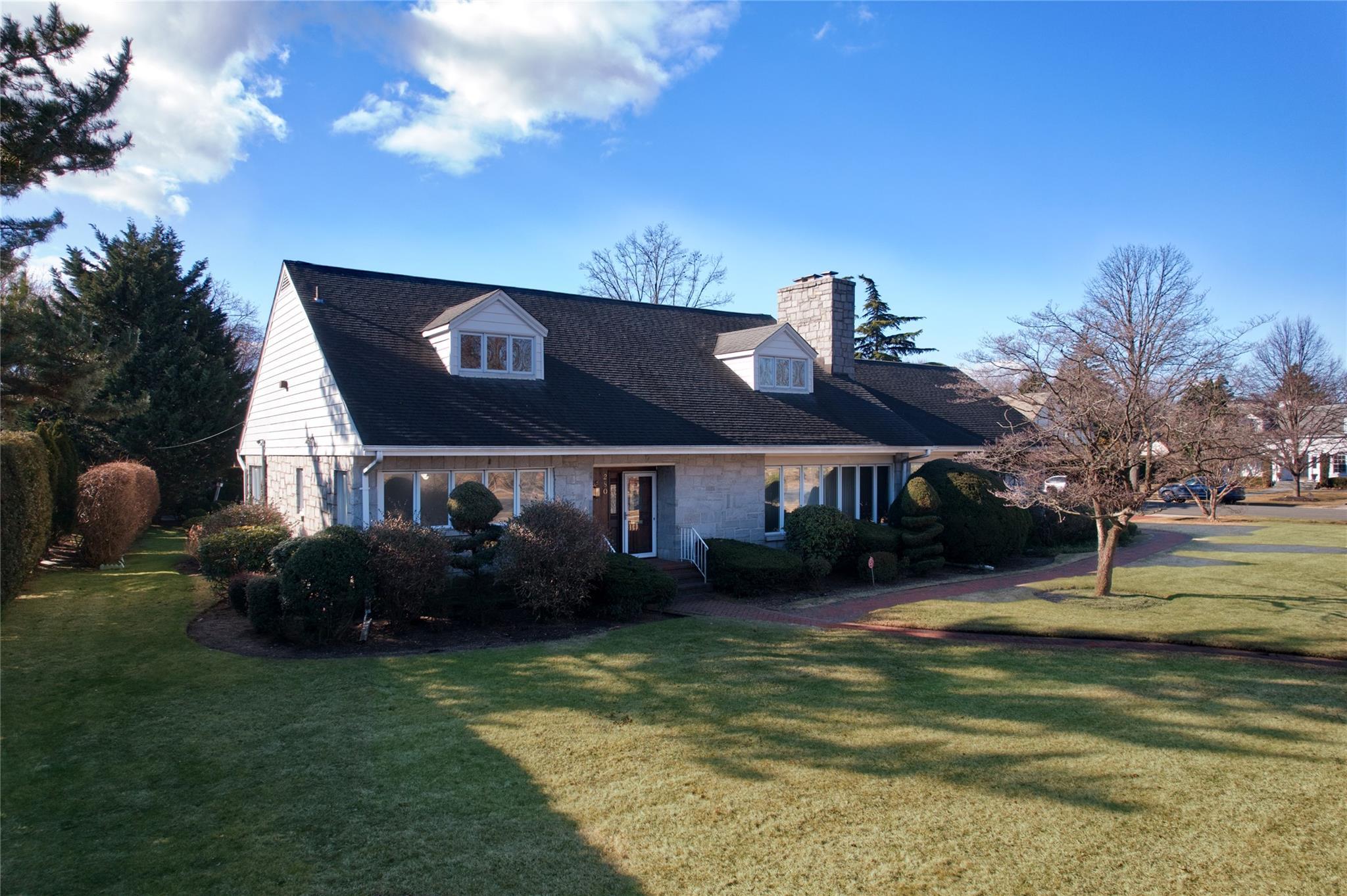 Stewart Ave, Garden City, NY 11530