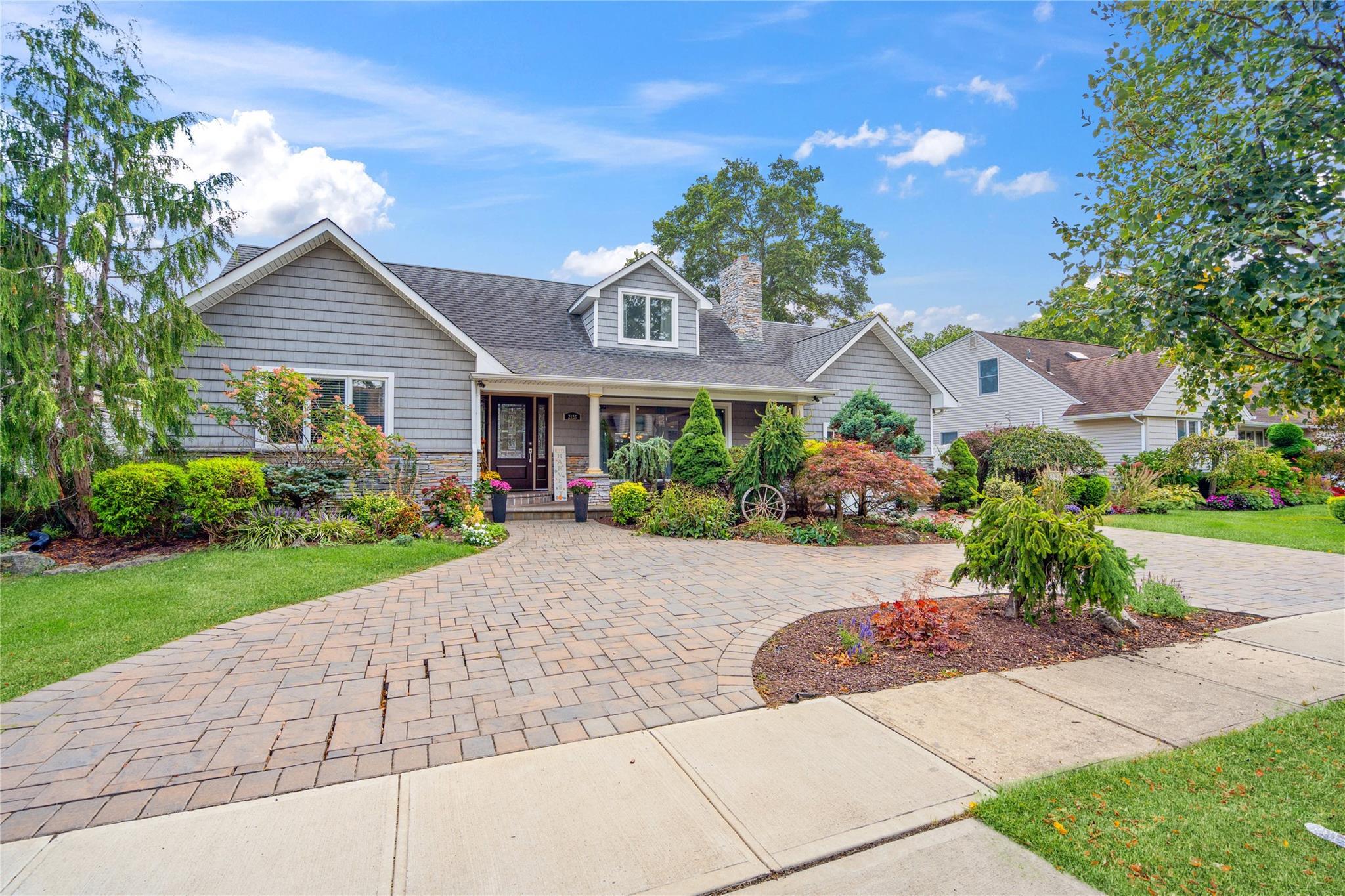 Cayuga Dr, Merrick, NY 11566