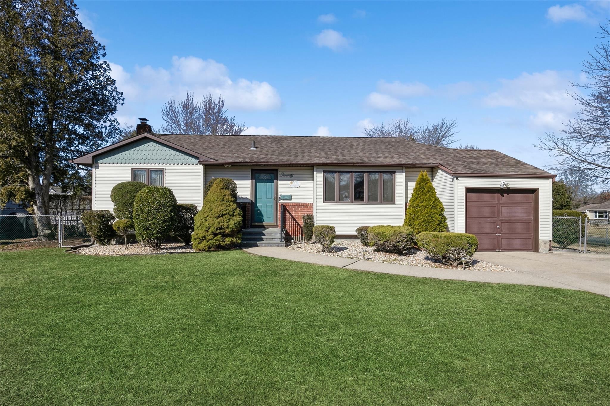 Retta Ln, Commack, NY 11725