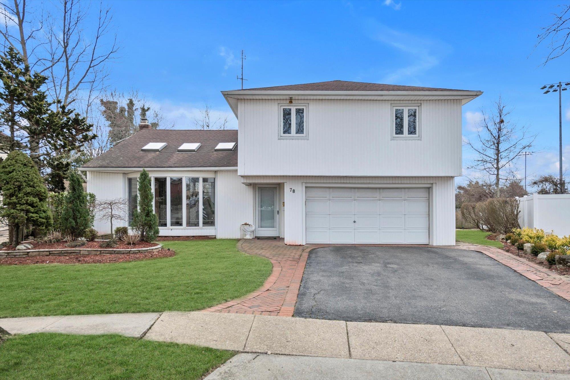 Newport Dr, Hewlett, NY 11557