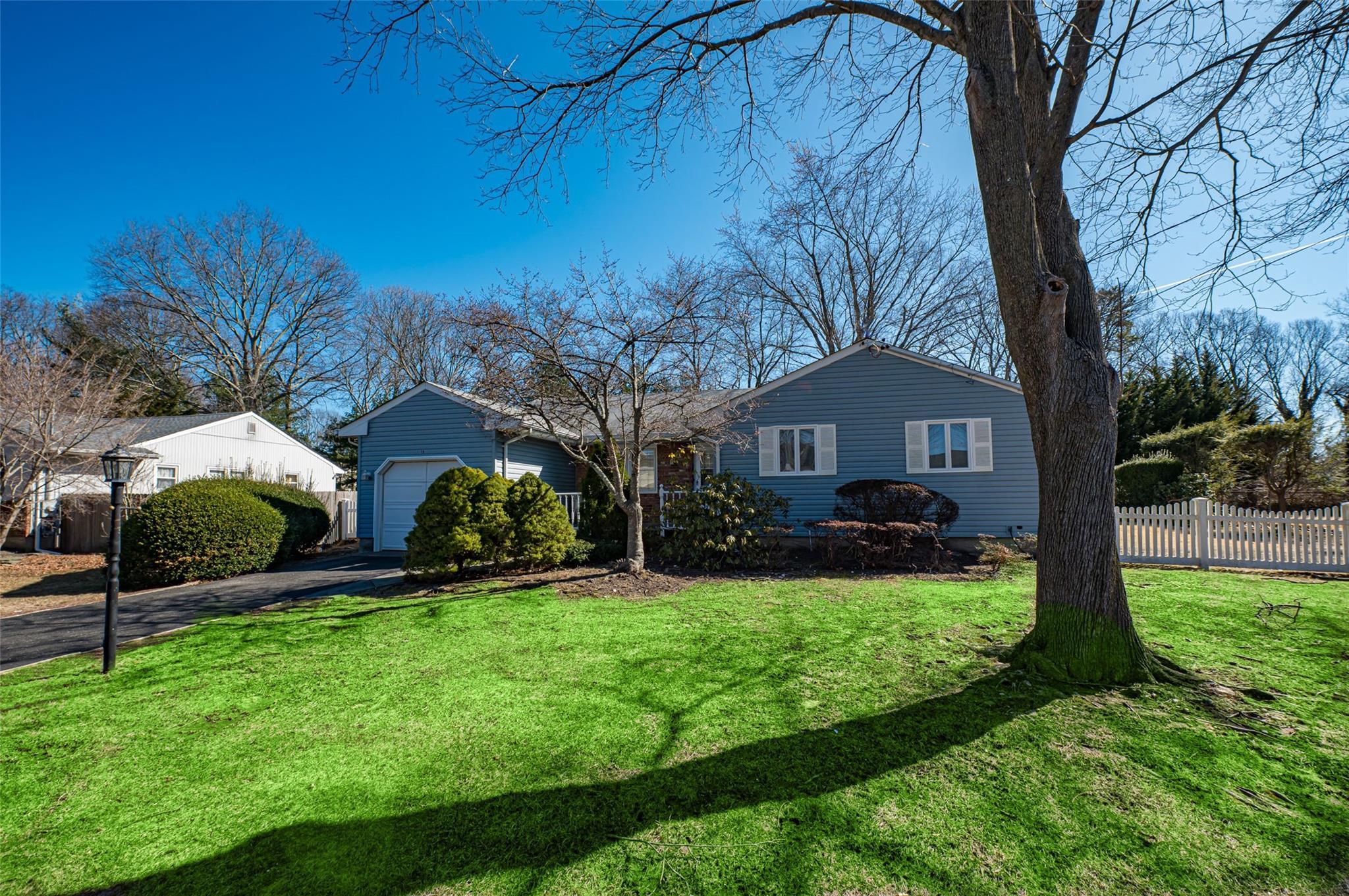 Coolidge Pl, Smithtown, NY 11787