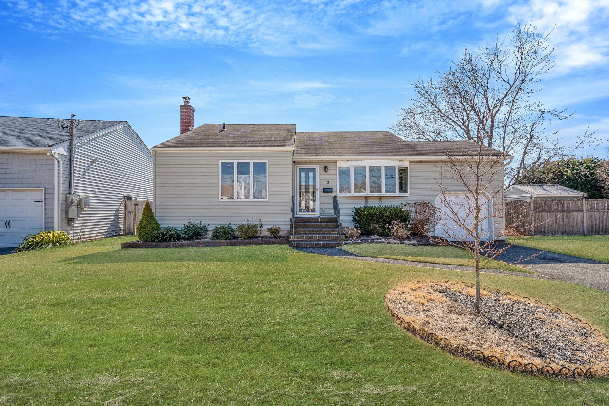 Lewis Cir, Babylon, NY 11702