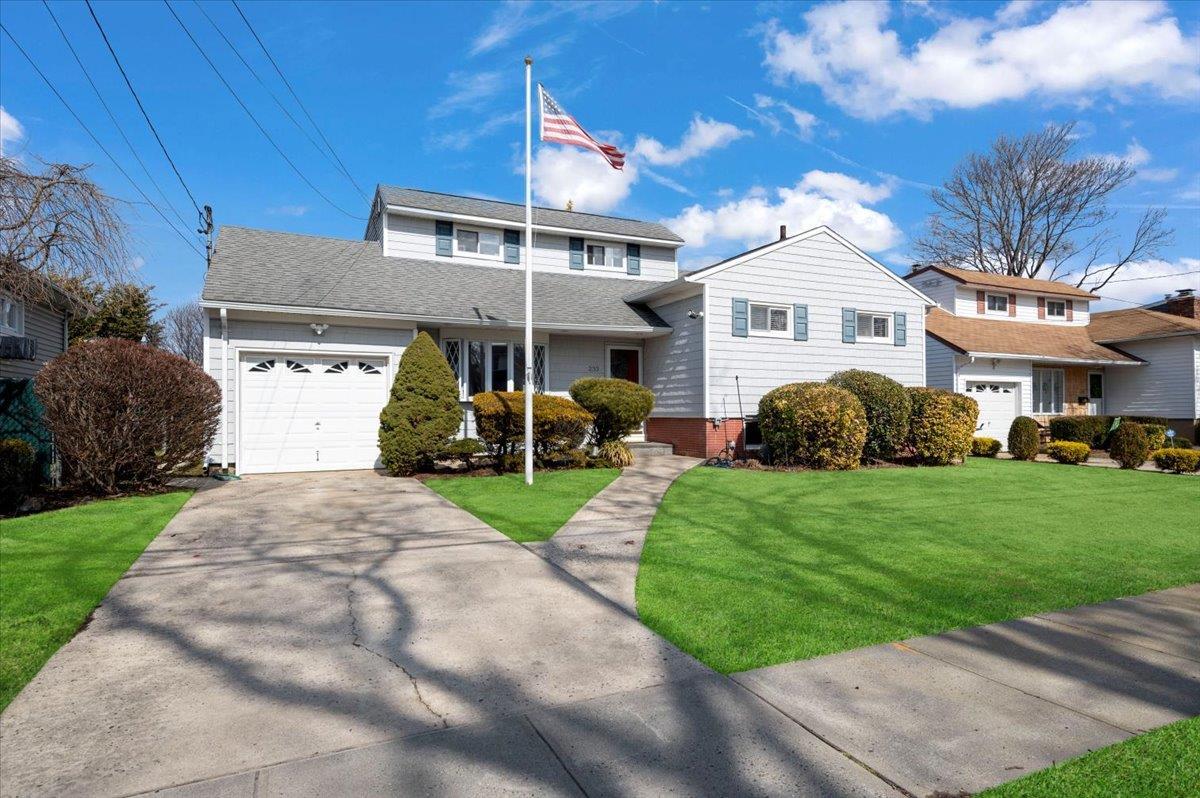 Cypress St, Massapequa Park, NY 11762