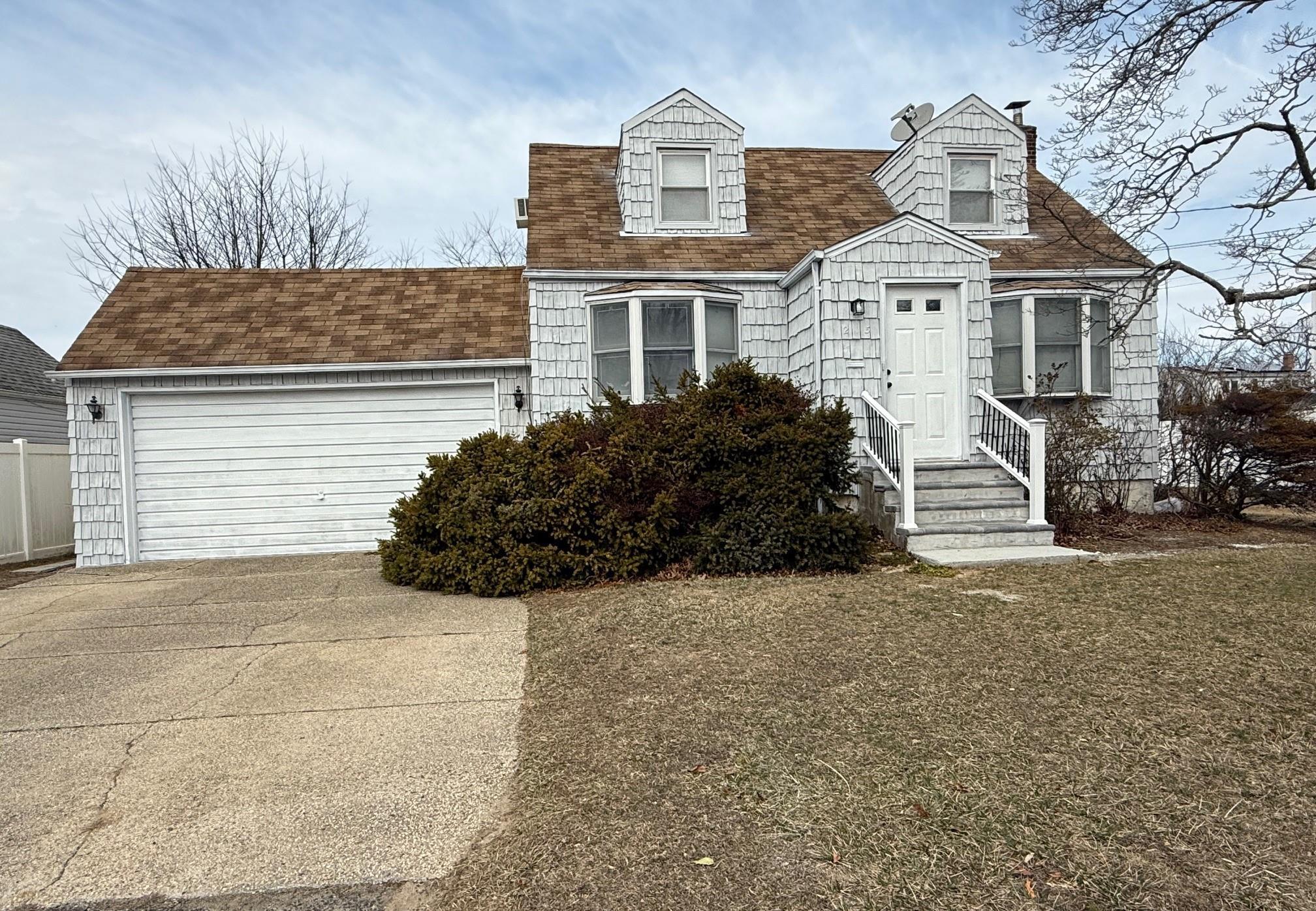 Audley Ct, Copiague, NY 11726