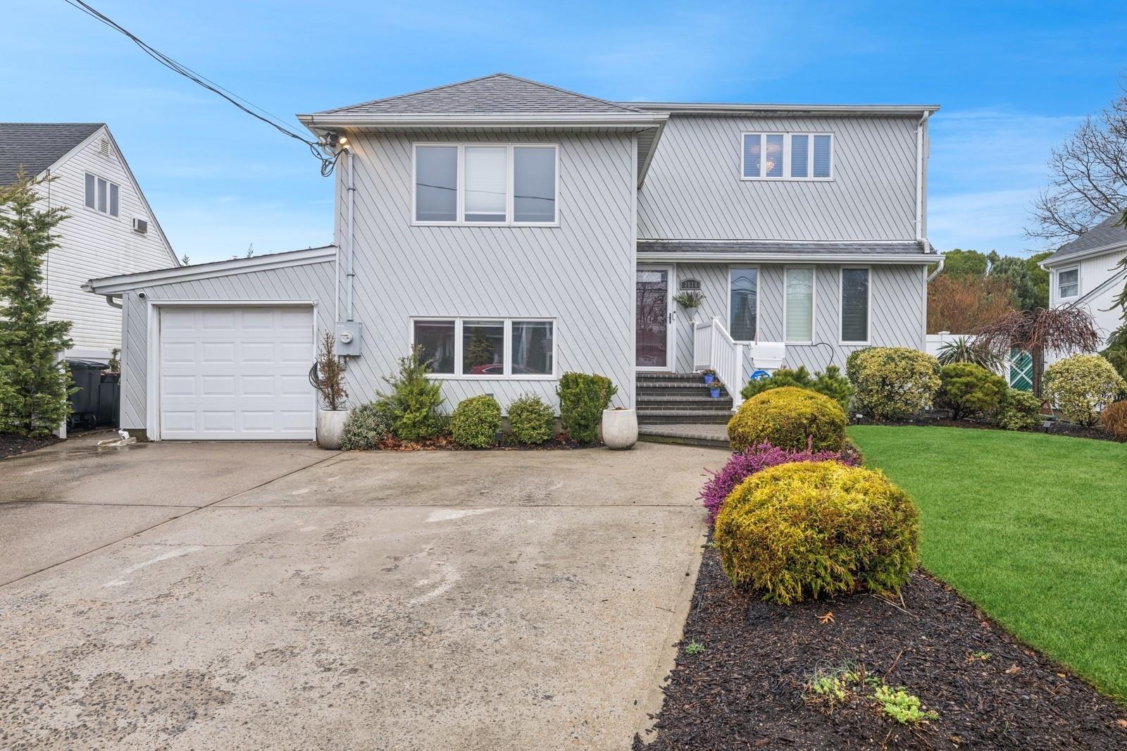 Colonial Ave, Merrick, NY 11566